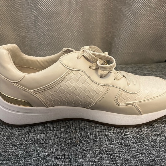 Michael Kors lace up women’s sneaker - Picture 7 of 7